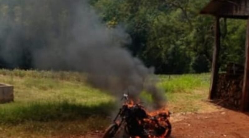 Homem queima moto da namorada do pai e faz ameaças após ser rejeitado por ela, em assentamento em Peabiru