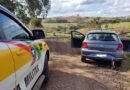 Criança de 9 anos é flagrada dirigindo carro ‘com o pescoço esticado para enxergar rodovia’ em Santa Catarina.